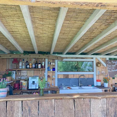 Bivouac Avec Echelle A L'ombre Des Chenes *