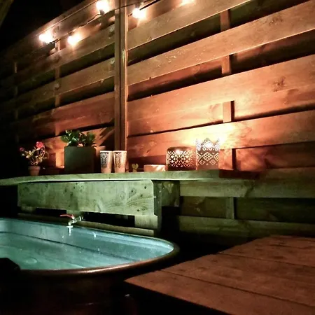 Bivouac Avec Echelle A L'ombre Des Chenes Camping Idrac-Respailles