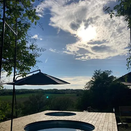 Bivouac Avec Echelle A L'ombre Des Chenes *