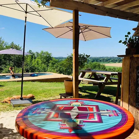 Bivouac Avec Echelle A L'ombre Des Chenes Camping *